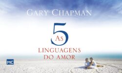 Capa do livro “As Cinco Linguagens do Amor” mostrando um casal na praia com um coração desenhado na areia.